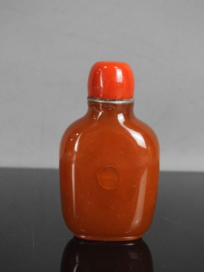 CHINE - XXe siècle
Flacon tabatière en ambre....