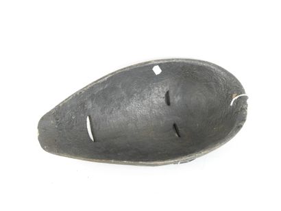 MASQUE de case en bois sculpté teinté noir,...