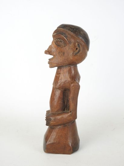 STATUETTE Fétiche masculine en bois sculpté....