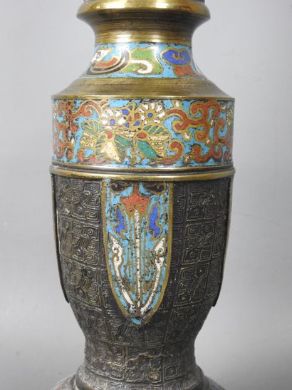 LAMPE en émaux cloisonnés sur cuivre. Début...