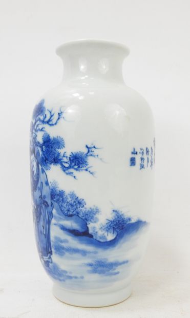CHINA: Porcelain vase decorated with white-blue...