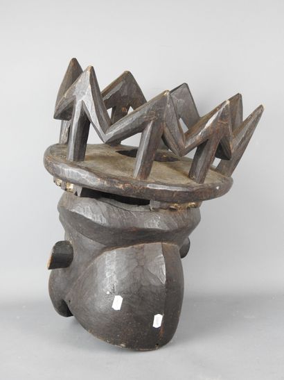 BABANKI, Grassland : 
Carved wood
Helmet...