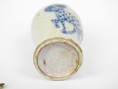 CHINA - Circa 1900
Blue-white porcelain snuff...