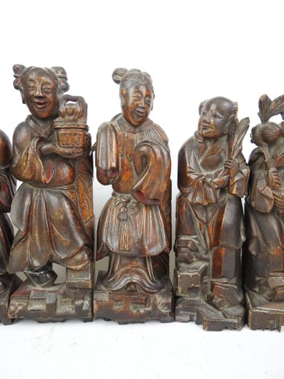CHINE ou VIETNAM: Neuf statuettes en bois...