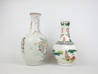 CHINE : Deux vases balustres en porcelaine,...