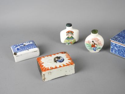 CHINE : Sept petits objets modernes en porcelaine...