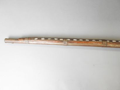 Fusil MOUKHALA incrusté de plaques de nacre....