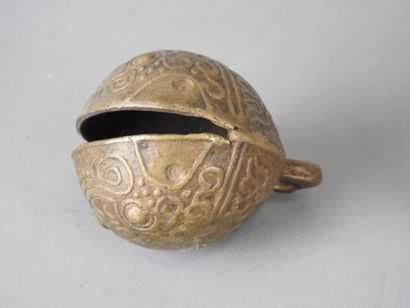 TIBET : Grelot en bronze, étui en bronze...