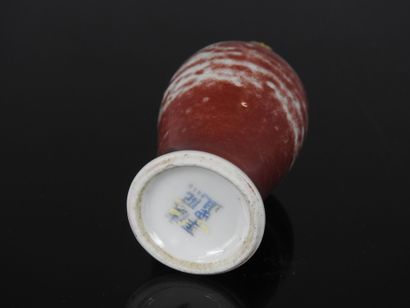 CHINA - 19th century
Baluster-shaped snuff...