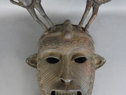TIKAR Cameroun : Casque de type expressionniste...