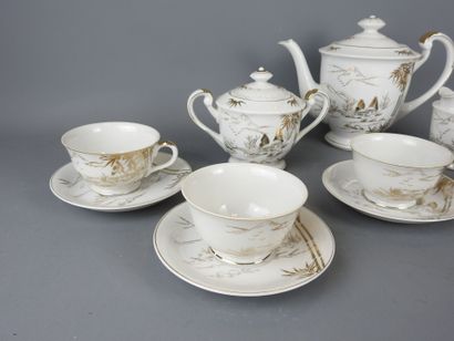 CHINE : Service à café en porcelaine à décor...