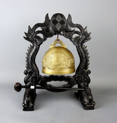 CHINE : Gong en bois découpé et sculpté à...
