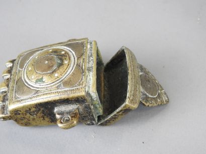 TIBET : Grelot en bronze, étui en bronze...