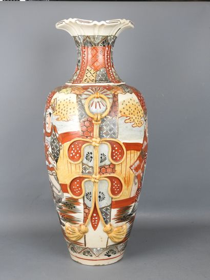 JAPON : Grand vase Satsuma à décor tournant...