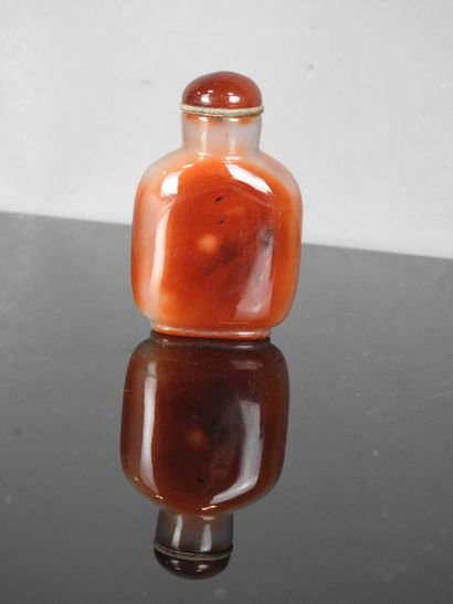 CHINE - Vers 1900
Flacon tabatière en agate...