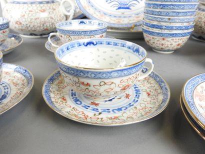 CHINE : Partie de service de table en porcelaine...