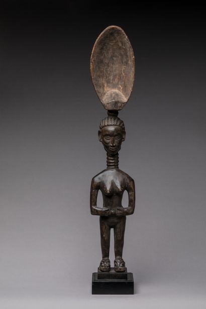 DAN, Ivory Coast.
Hardwood, dark brown patina.
Standing...