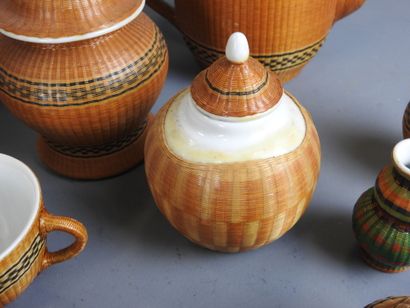 VIETNAM : Partie de service de table en porcelaine...