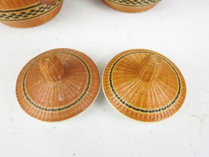 VIETNAM : Partie de service de table en porcelaine...