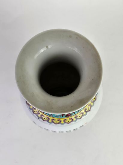 CHINE, XXe.
Vase balustre en porcelaine et...