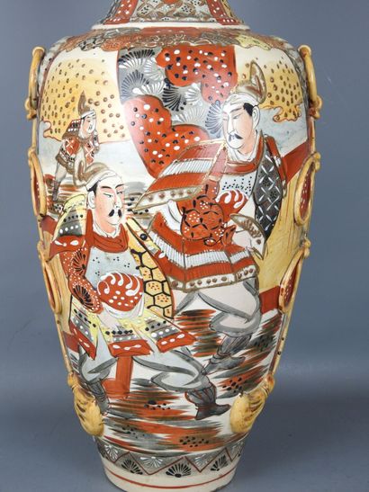 JAPON : Grand vase Satsuma à décor tournant...
