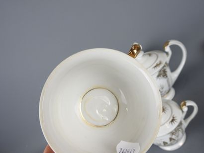 CHINE : Service à café en porcelaine à décor...