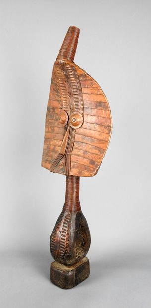 Mahongwe, GABON .
Reliquary figure in carved...