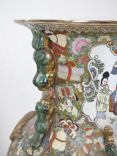 CHINA, Canton: Pair of large baluster-shaped...