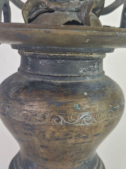 CHINE, XIXe.
Brûle parfum suspendu en bronze...