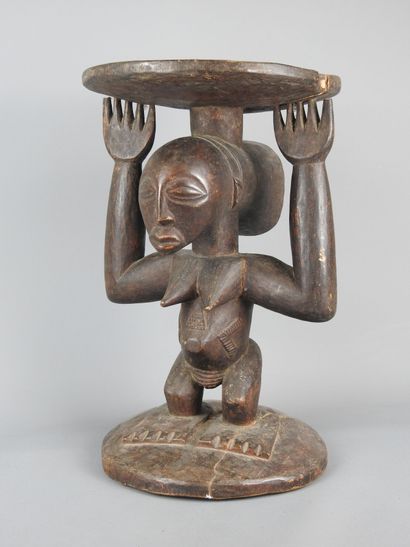 LUBA, RDC
Tabouret à cariatide d'un personnage...