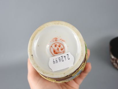 CHINE : Boîte de forme quadrilobée en bois...