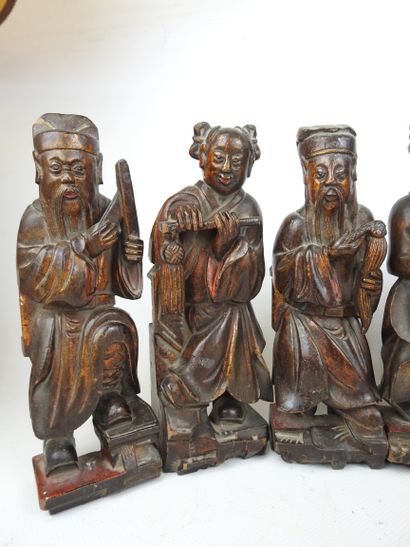 CHINE ou VIETNAM: Neuf statuettes en bois...