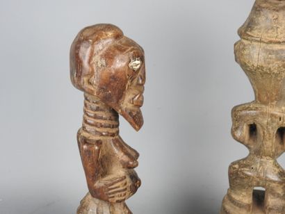SONGYE, RDC : Deux statues de pouvoir en...