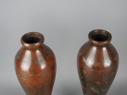INDOCHNE : Paire de vases balustres en bronze...