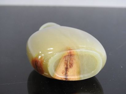 CHINE - Vers 1900
Flacon tabatière en jade...