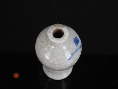 CHINA - Circa 1900
Blue-white porcelain snuff...