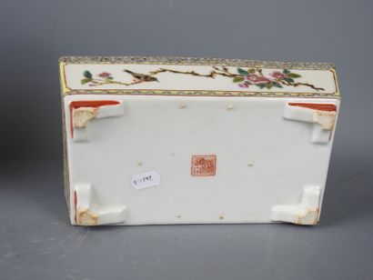 CHINA: Small porcelain jardinière with polychrome...