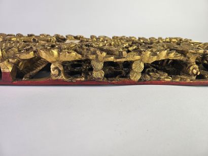CHINE, XXe.
Panneau en bois richement sculpté...