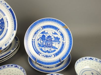 CHINE : Parties de service de table en porcelaine...