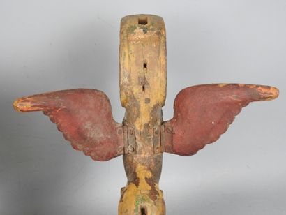 INDE : Paire de chimères ailées en bois sculpté,...