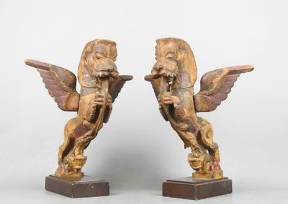 INDE : Paire de chimères ailées en bois sculpté,...