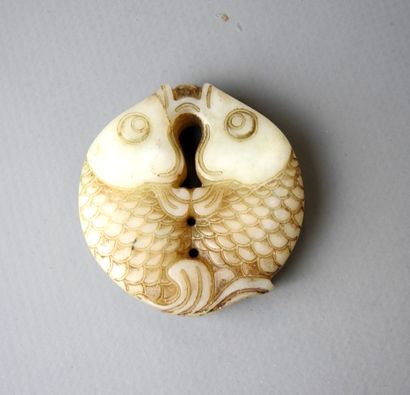 Jade MEDAL with two carps. Diameter: 5cm...