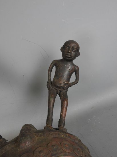 TIKAR Cameroun : Casque de type expressionniste...