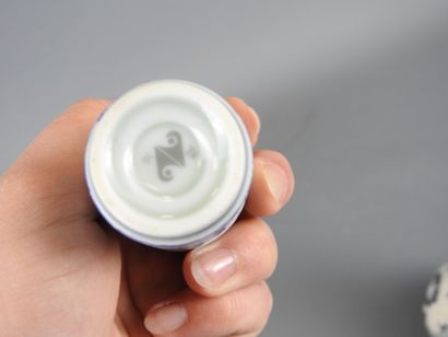 CHINE : Sept petits objets modernes en porcelaine...