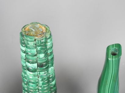 CINQ OBJETS en malachite à décor de maïs,...