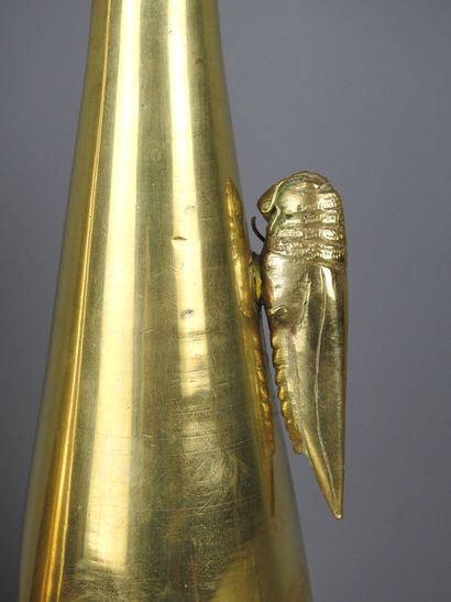 JAPON : Deux vases en bronze doré à décor...