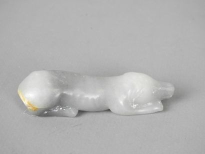 Chien en jade sculpté. Long : 7cm.