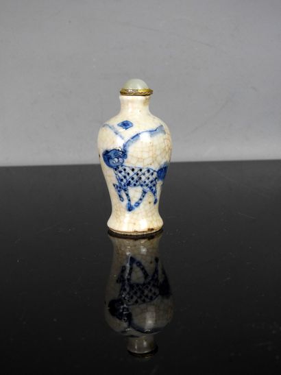 CHINA - Circa 1900
Blue-white porcelain snuff...