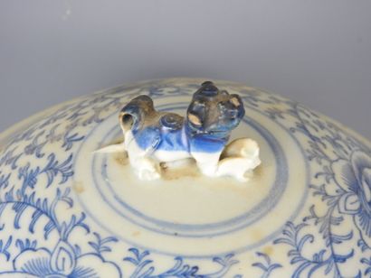 CHINE : Pot couvert en porcelaine à décor...