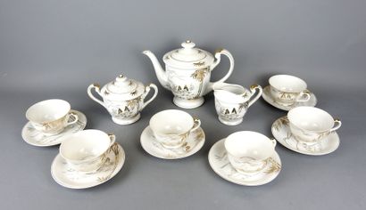 CHINE : Service à café en porcelaine à décor...